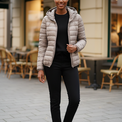 Superleichte Daunenjacke Damen mit Kapuze in Taupe - Ansicht 1